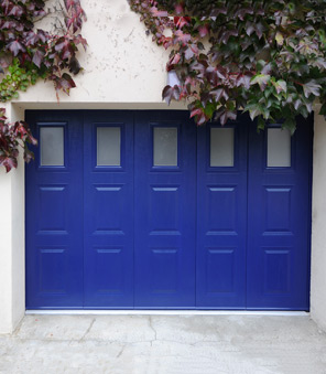 Porte de garage sectionnelle latérale, couleur bleu.