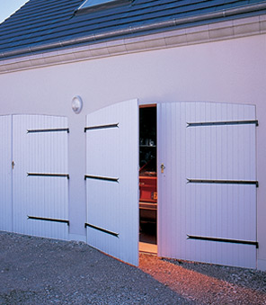 Porte de garage traditionnelle battante, 2 vantaux.