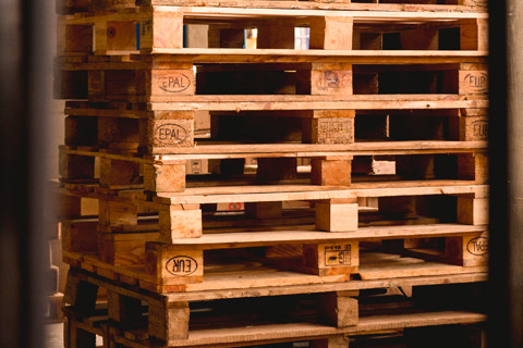 Palettes en bois recyclées pour le chauffage.