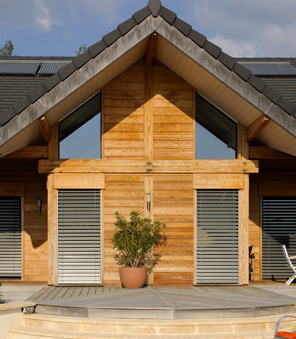 Brise-soleil orientable façade de maison en bois.