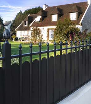 Clôture noire à barreaudage sur muret, style traditionnel