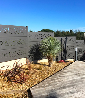 Claustra en aluminium gris design contemporain.