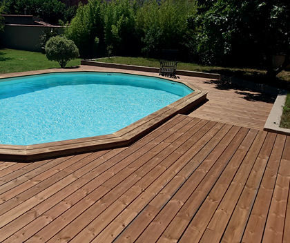 Nous vous conseillons pour l'aménagement de votre extérieur en vous proposant des terrasses en bois, composite, des claustras, des traverses paysagères...